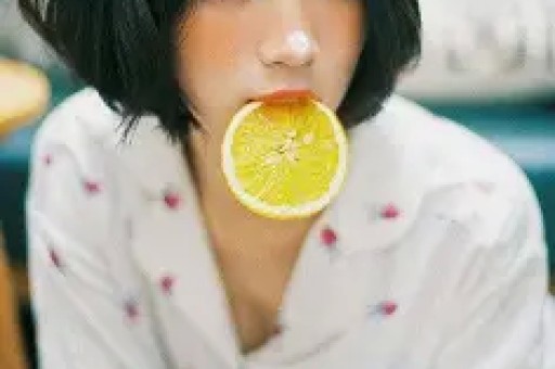 韩红口碑崩塌黑历史被扒官媒出手锐评句句说到打工人心坎里